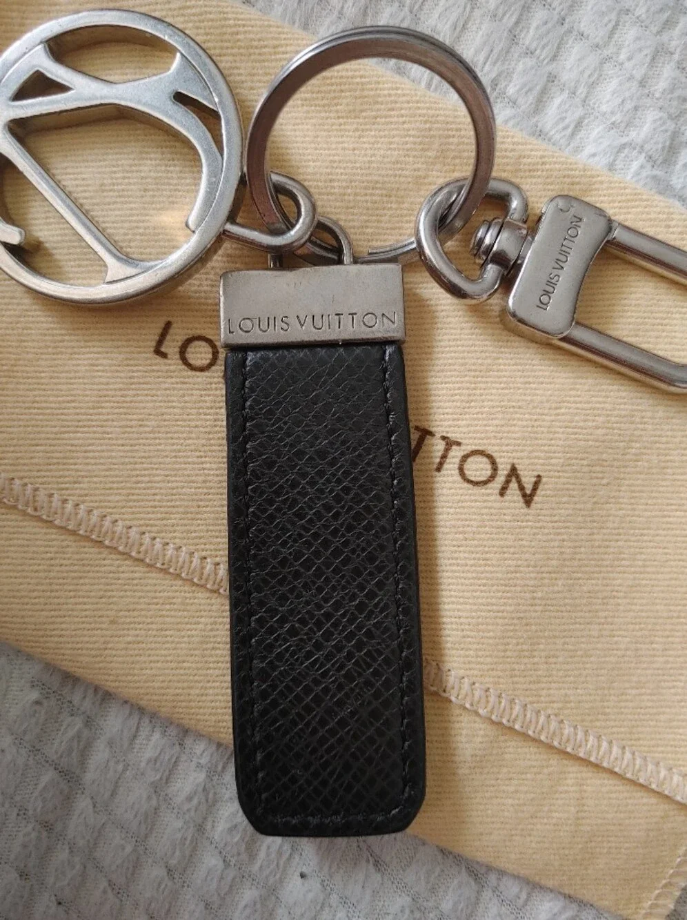 Louis Vuitton 2010 Taiga Leather Neo Club Key Holder - Picture 2 of 15